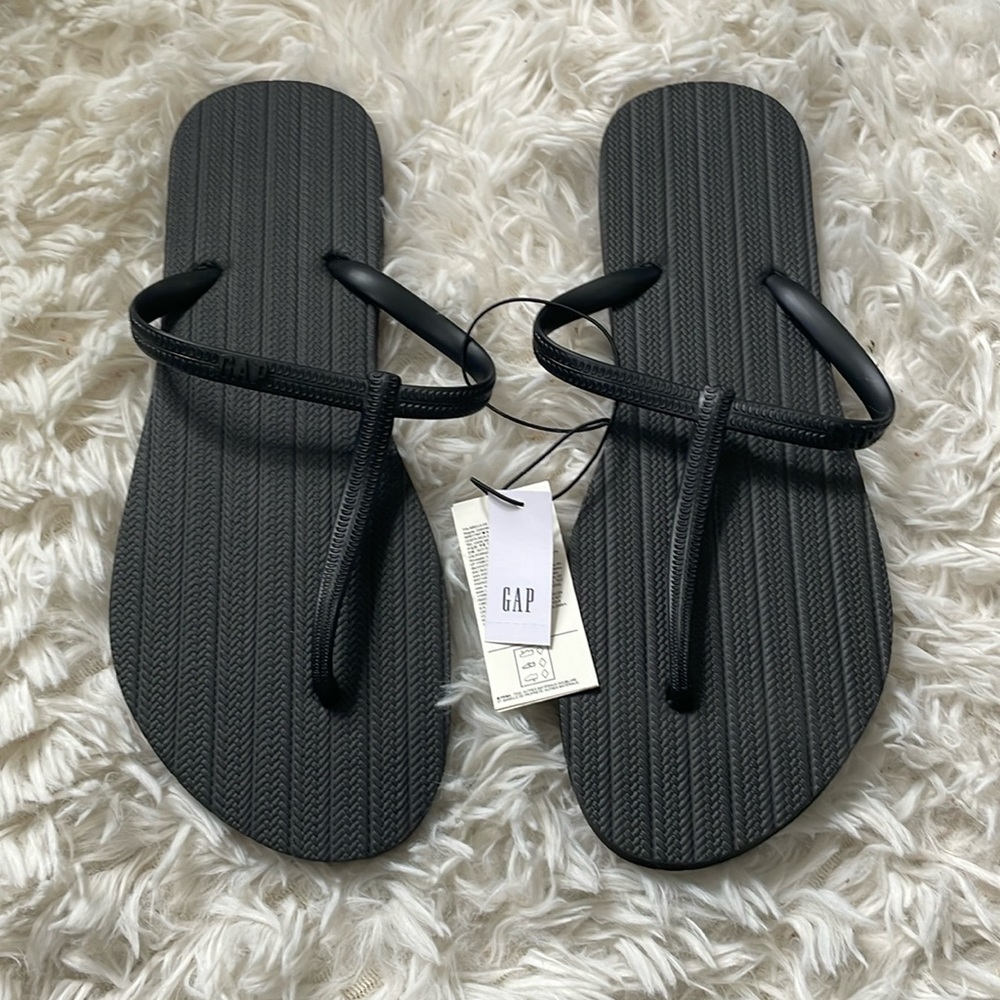 NWT blk t-strap flip flops GAP sz 8